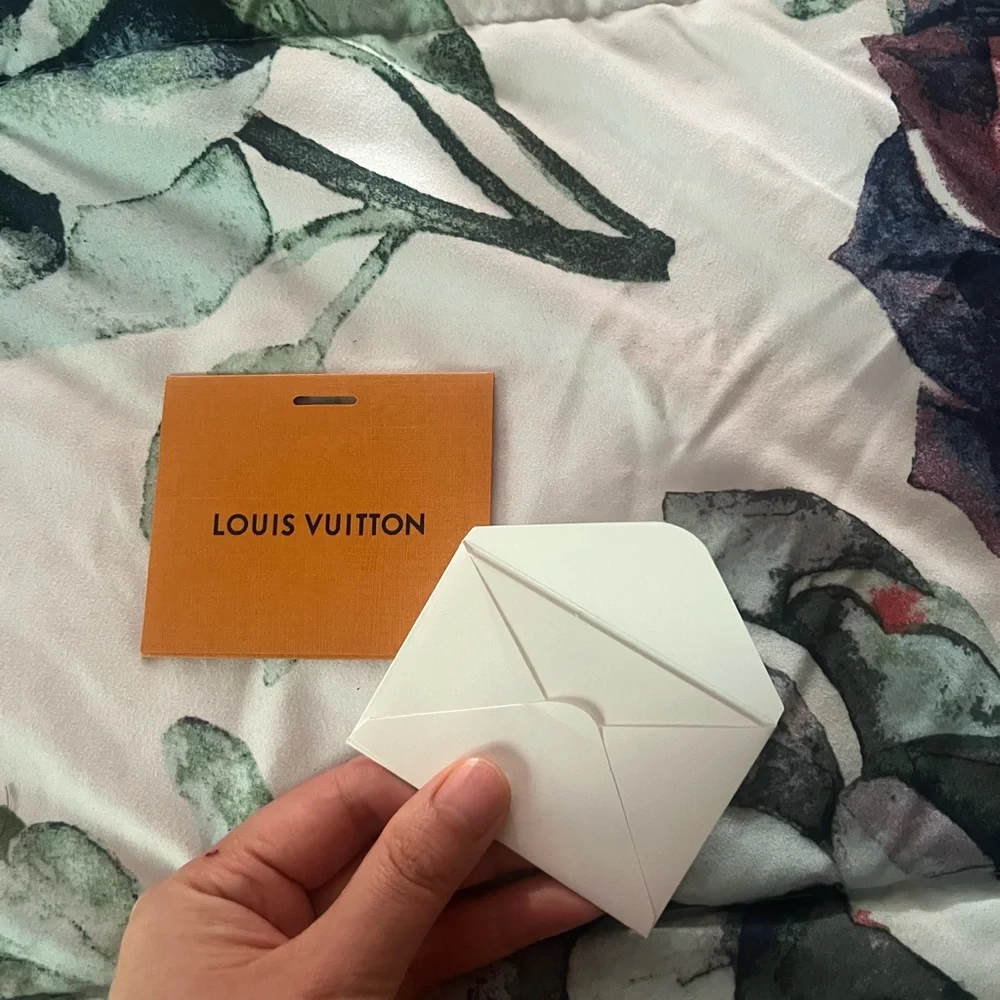 Louis Vuitton gift‎ tag